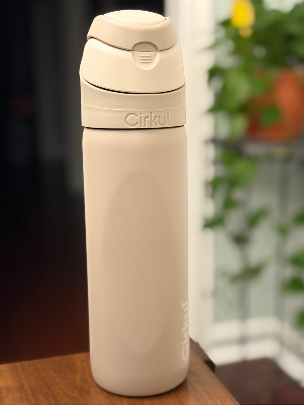 Cirkul Reusable Water Bottle  Beige  22oz  SEE DESCRIPTION